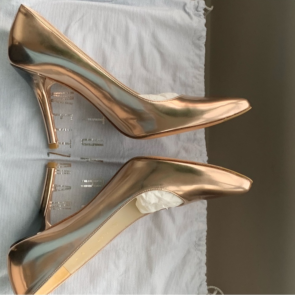 Stuart Weitzman Women's Rose Gold Leather Pumps - Picture 14 of 16